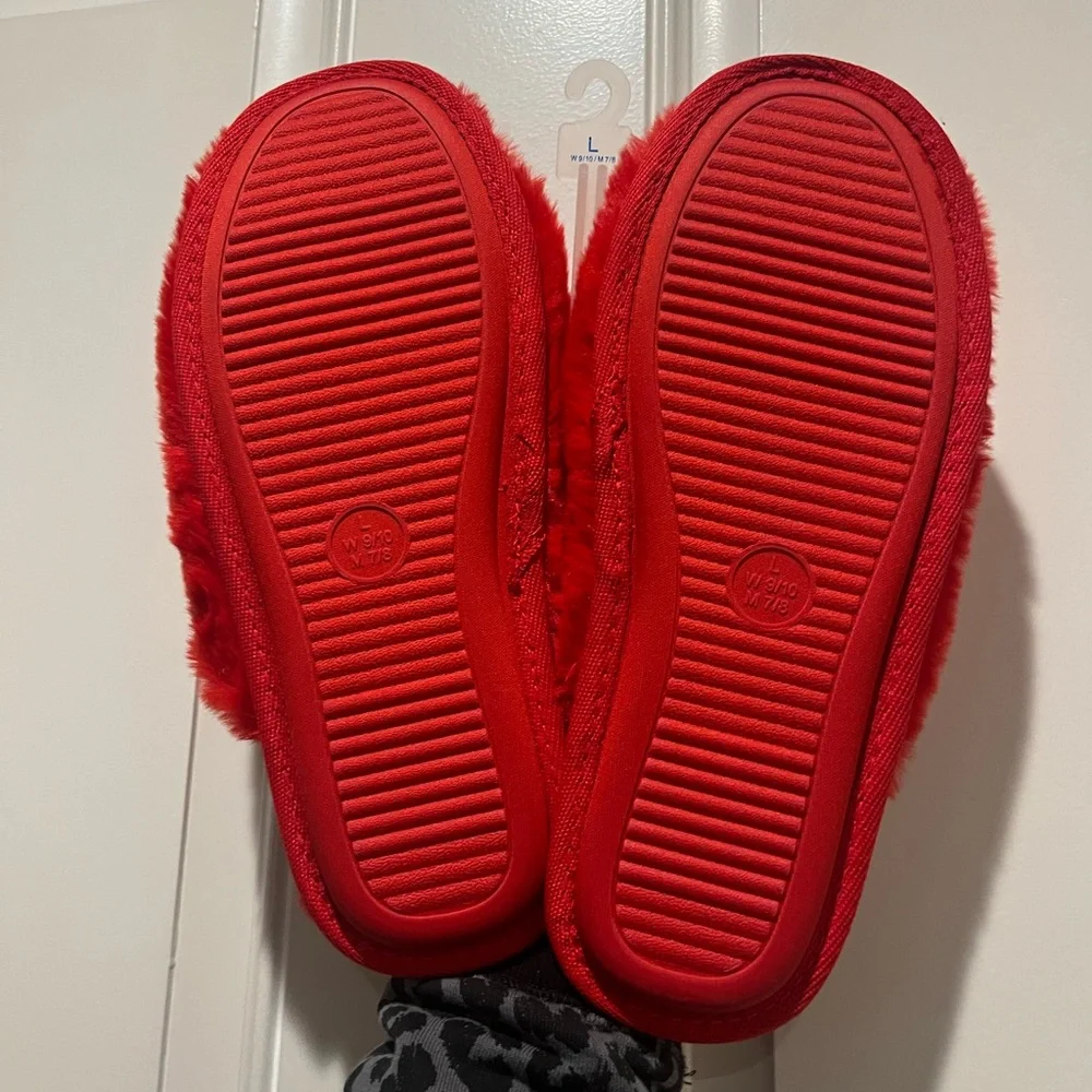 Target Wondershop Fluffy Slippers NWT Size Large Women’s 9/10 Men’s 7/8 - Picture 4 of 5